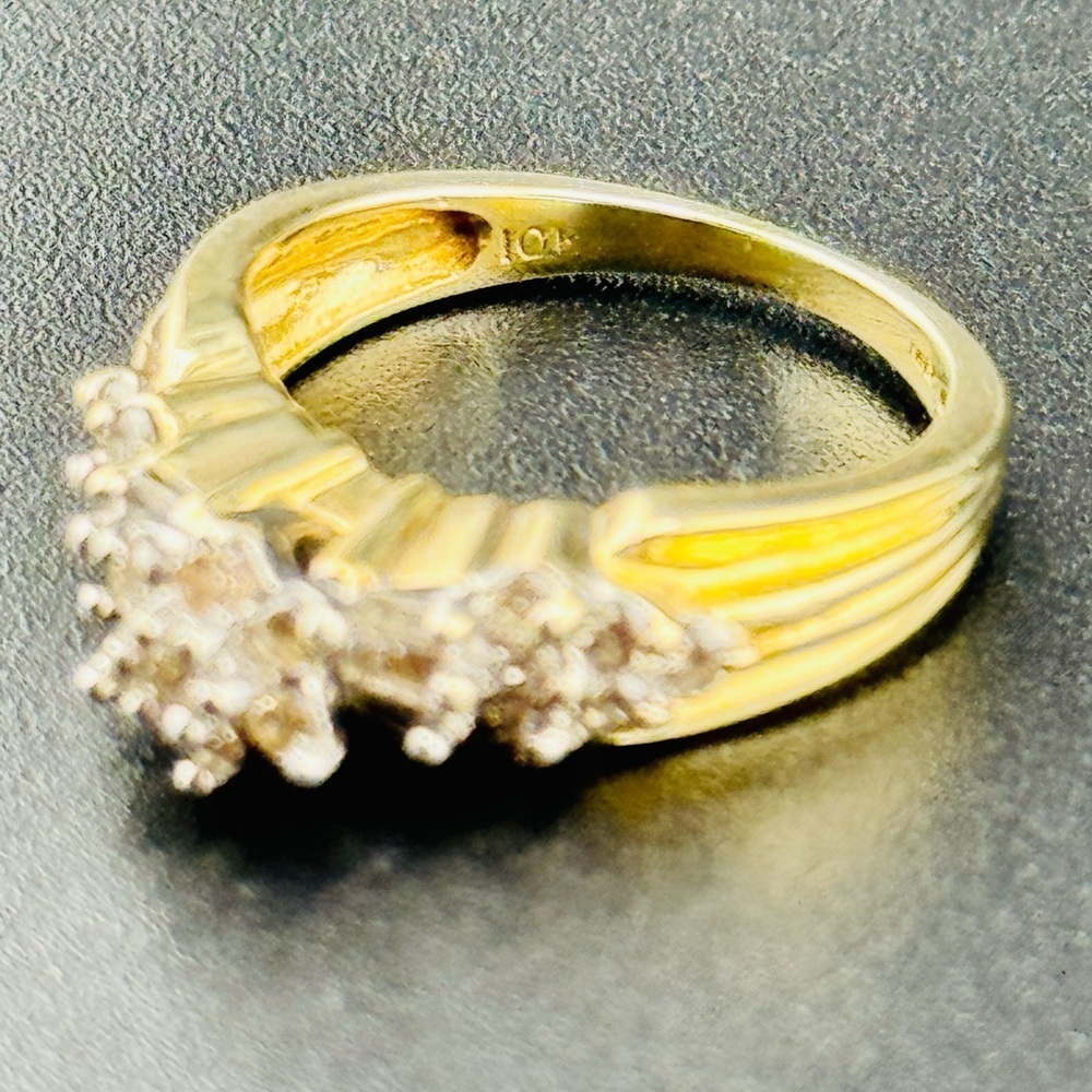10K Gold Ladies Beautiful Diamond Cluster Ring Size 5.5 Weighs 4 Gram very clean - Picture 4 of 14